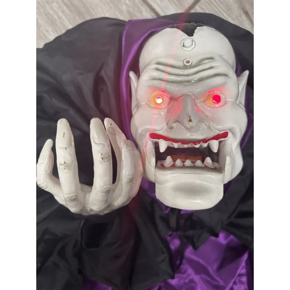 Vtg Gemmy Lunging Vampire In Action Door Animated Figure in Box 2002 See Detail - Picture 3 of 16